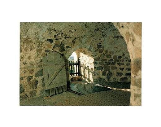 Postkort 138 Østerlars Kirke mellem stokværket, 10,5x15 cm//